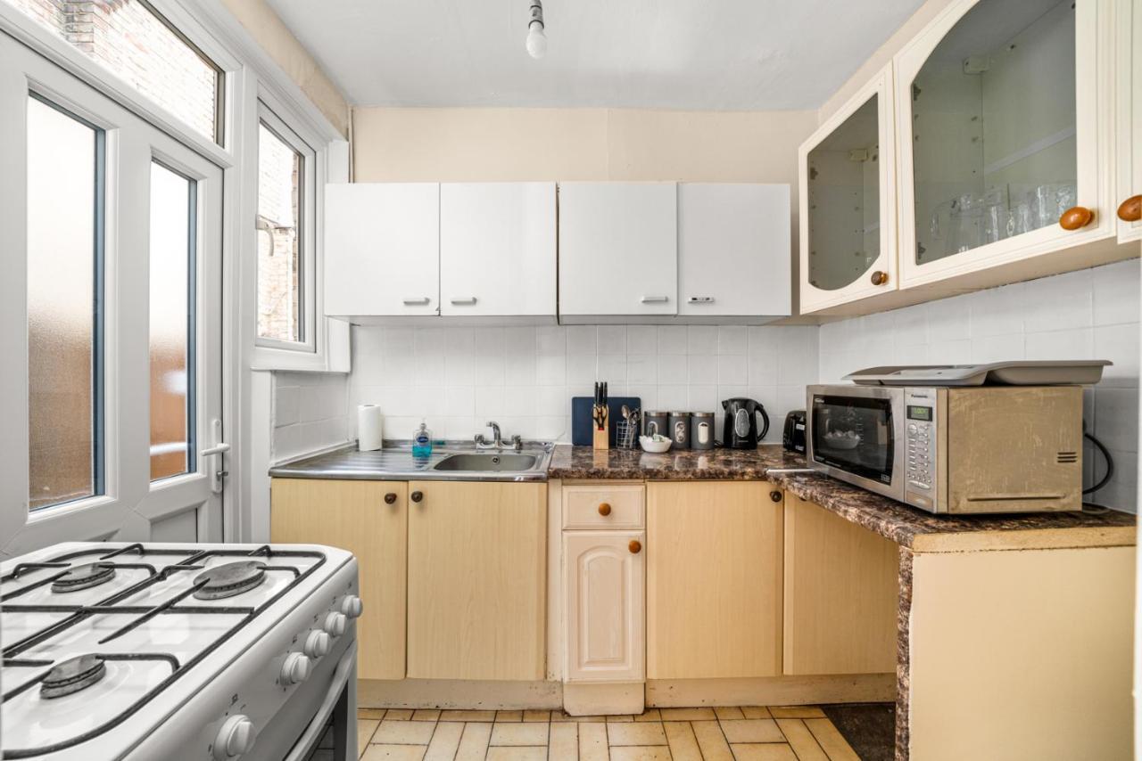 Homely 4-Bedroom Home With 2 Baths & Free Parking ลอนดอน ภายนอก รูปภาพ